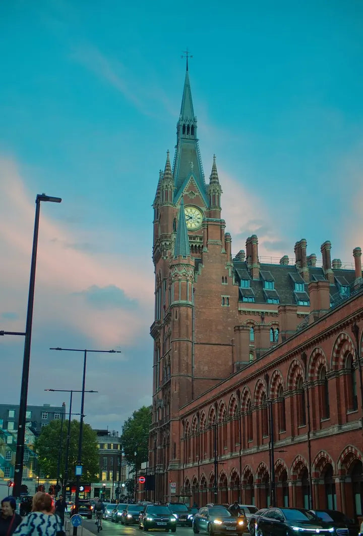 LUMIX G 25/F1.7 · 26mm · ISO 582 · 1/50s · f/1.8 Architecture photograph in London, UK, captured with Caira